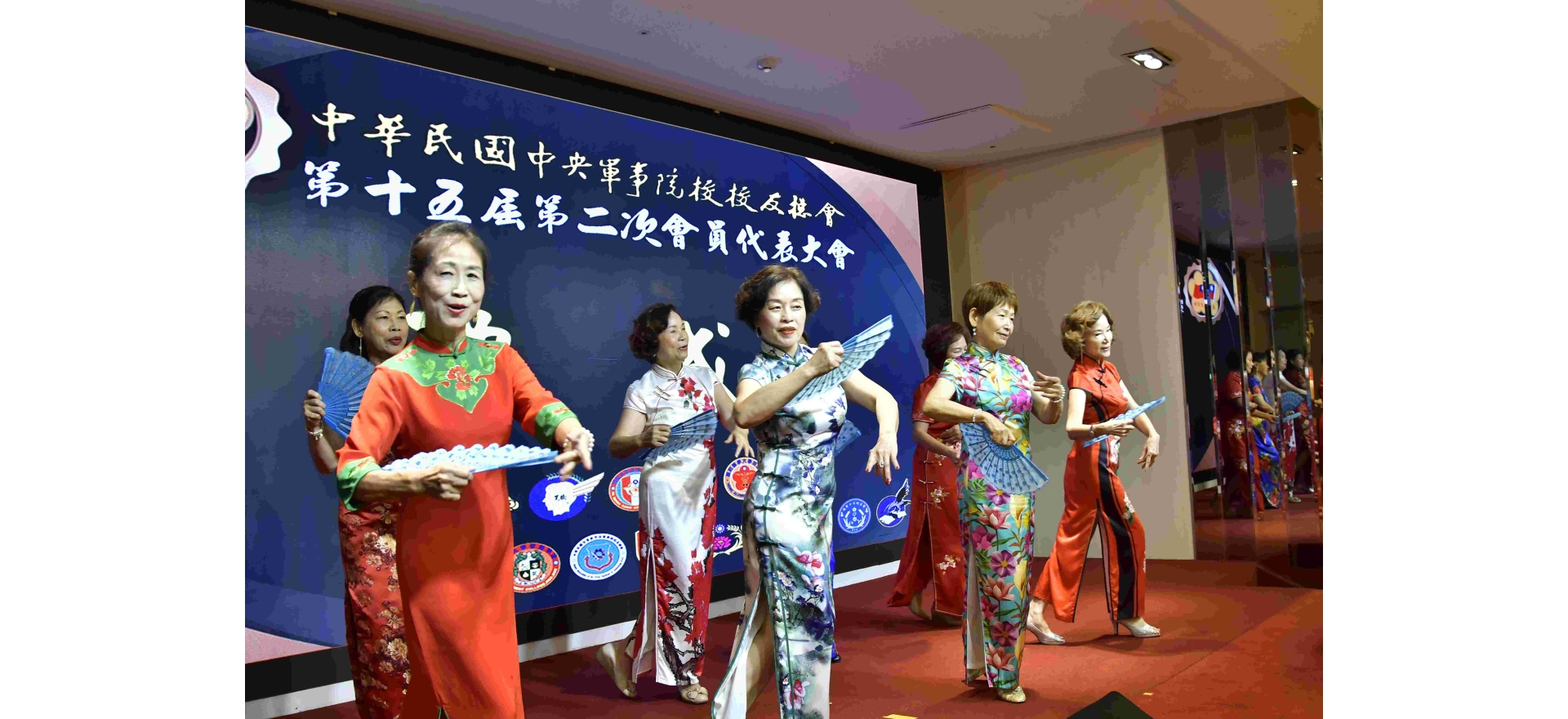 榮光籃協旗袍隊精美扇子舞